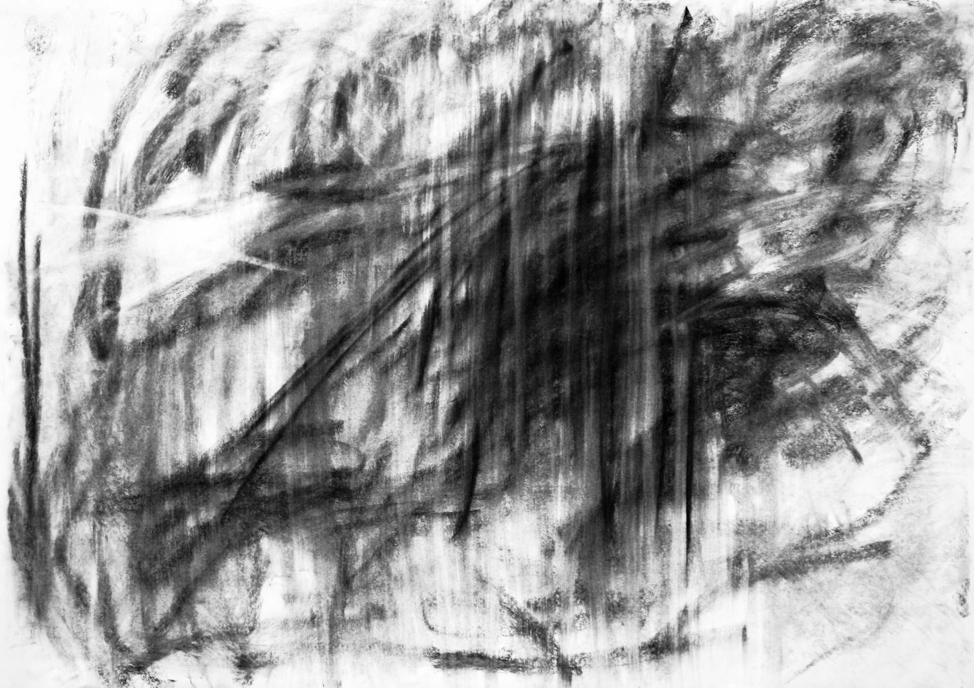 Abstrakti hiilipiirros, jossa keskeltä tihenevät pystysuuntaiset viivat ja niitä leikkaavat vinot vedot muodostavat voimakkaan, kerrostuneen kokonaisuuden.