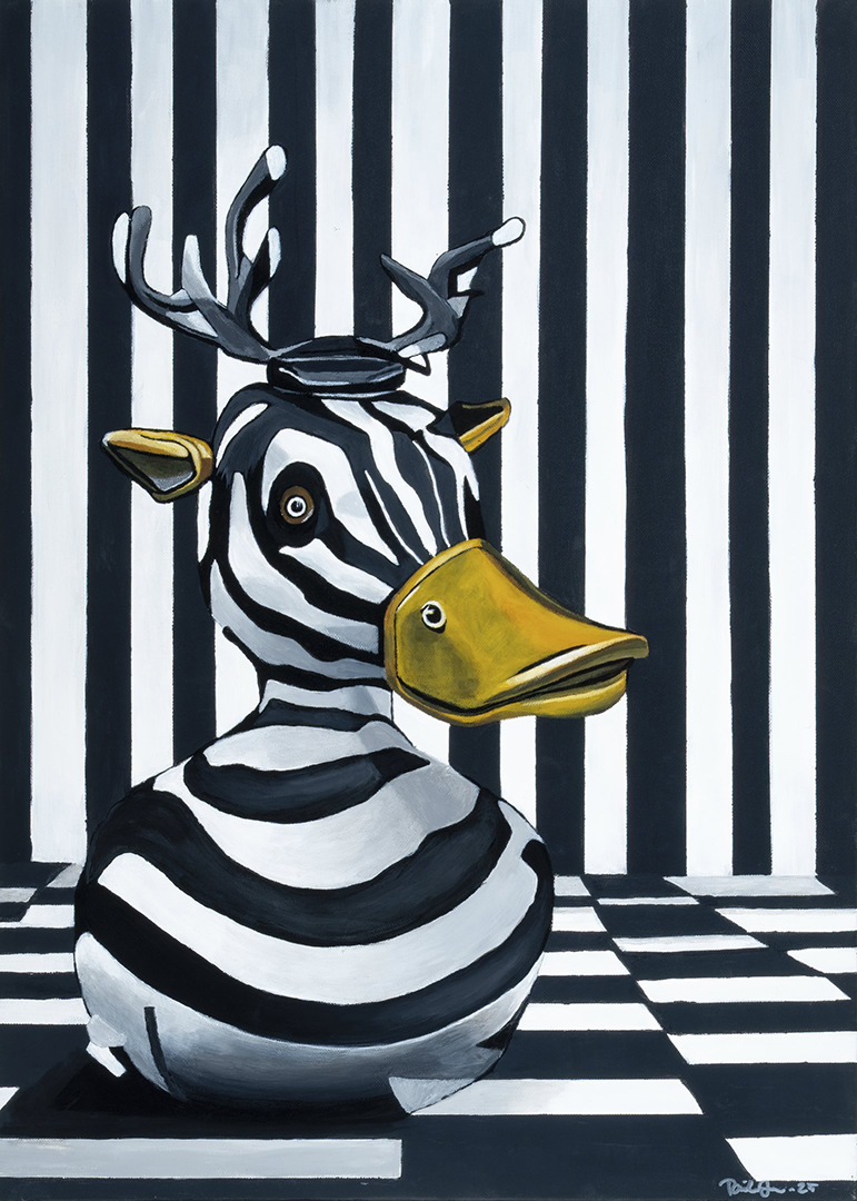 Kumiankkaa muistuttava hahmo on maalattu seeprakuvioiseksi ja sillä on hirven sarvet. Sen nokka on kirkkaan keltainen. Taustalla on mustavalkoiset raidat ja ruudullinen lattia.