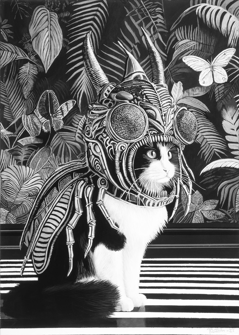 Mustavalkoinen kissa istuu sivuprofiilissa ja katsoo oikealle. Sen päässä on yksityiskohtainen, mekaaninen ja hyönteismäinen päähine, jossa on suuret pyöreät silmät ja sarvet. Taustalla on tiheä kasvikuvio ja perhosia.