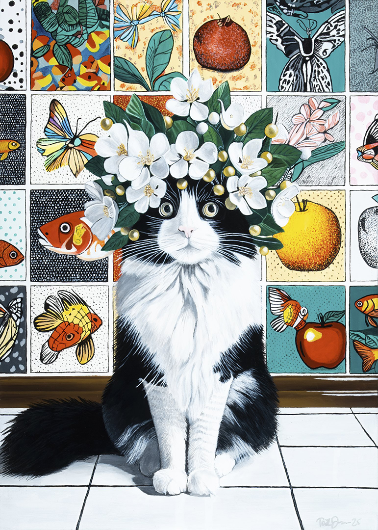 Mustavalkoinen kissa istuu lattialla ja katsoo suoraan eteenpäin. Sen päässä on kukista ja lehdistä koostuva seppele. Taustalla on värikäs, ruudukoksi jaettu kuvio, jossa näkyy kasveja, hedelmiä, kaloja ja perhosia.
