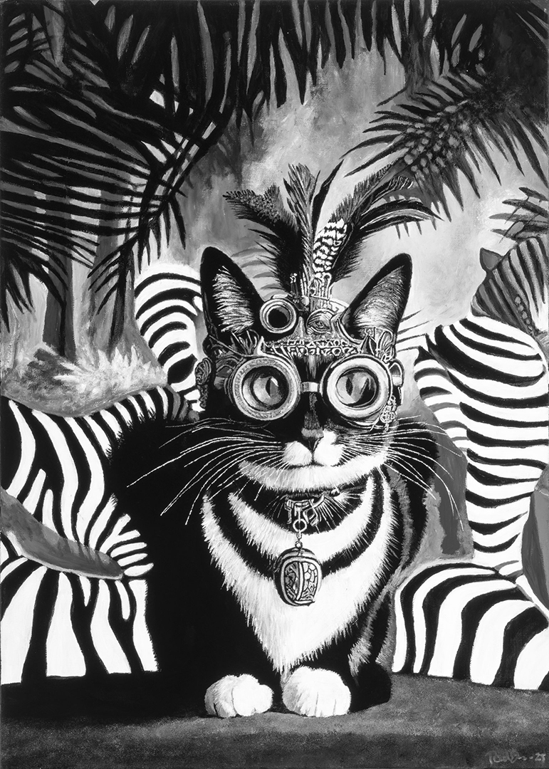 Mustavalkoinen kissa katsoo suoraan eteenpäin ja käyttää suuria, pyöreitä suojalaseja. Sen päässä on koristeellinen päähine höyhenineen, ja kaulassa medaljonki. Taustalla on trooppisia kasveja ja seeprakuvioita.