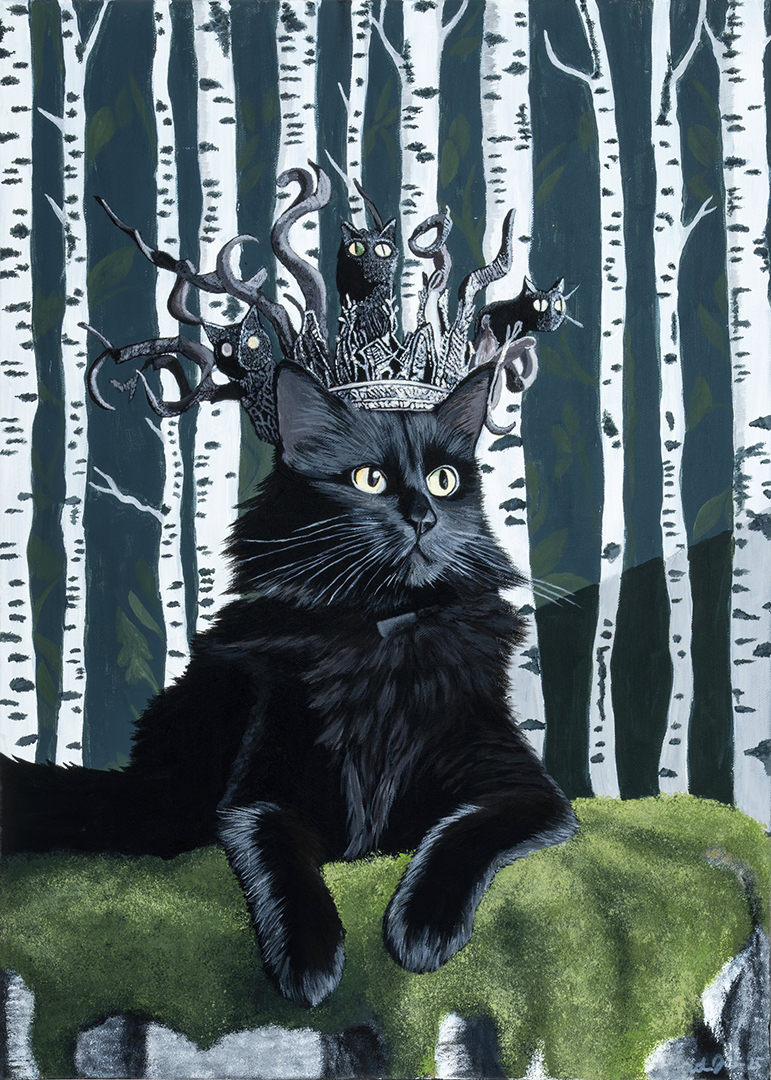 Musta kissa makaa sammaloituneella kannolla ja katsoo sivulle. Sen päässä on oksista ja pienistä kissahahmoista muodostuva kruunu. Taustalla on tiheä koivumetsä.