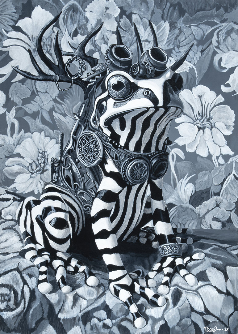 Seeprakuvioinen sammakko istuu ja katsoo ylöspäin. Sen päässä on sarvia ja mekaanisia elementtejä, ja sen vartaloa koristavat korumaiset yksityiskohdat. Tausta on kukkakuvioinen ja mustavalkoinen.