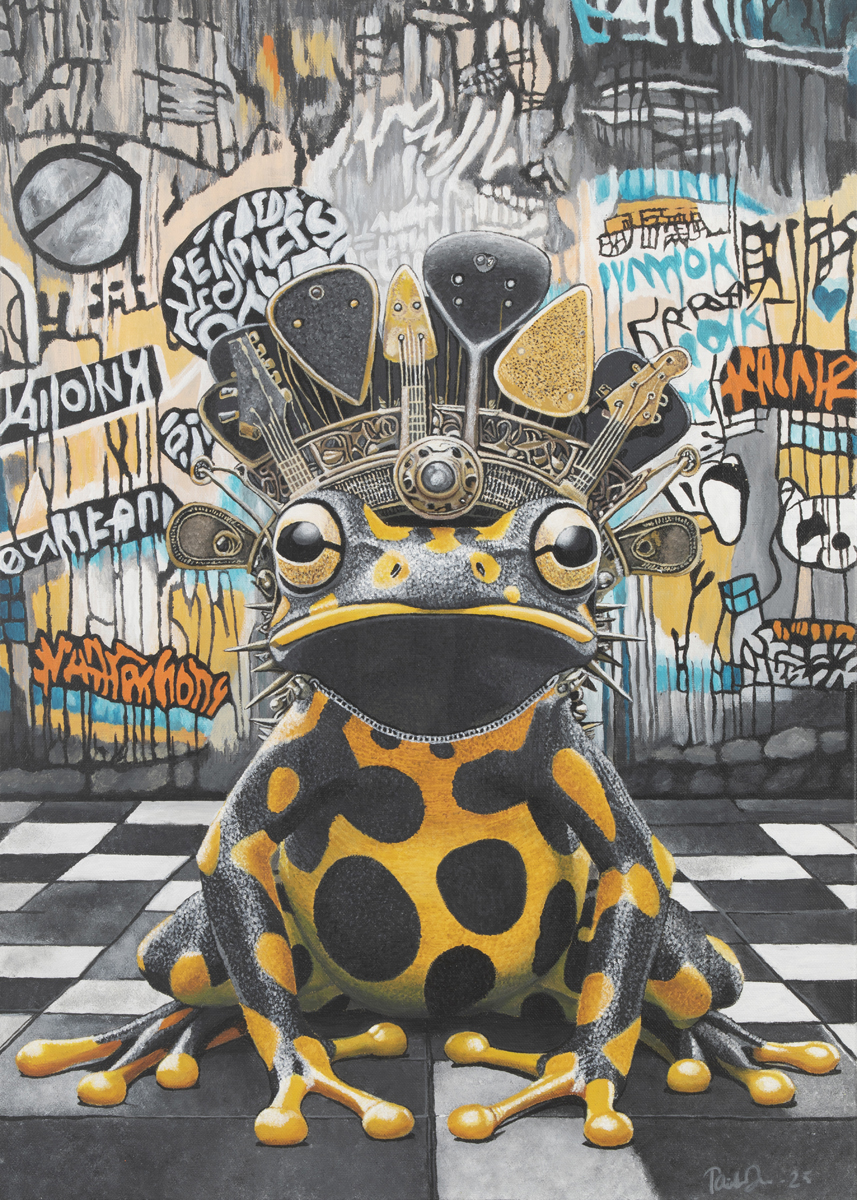 Realistisesti maalattu sammakko istuu keskellä mustavalkoruudullista lattiaa. Sen iho on musta kirkkaan keltaisin pilkuin. Sammakon päässä on koristeellinen, soittimista koostuva kruunu. Taustalla on graffitien peittämä seinä, jossa on kirkkaita värejä ja rosoisia muotoja. Tunnelma yhdistää katutaiteen ja surrealistisen fantasian.