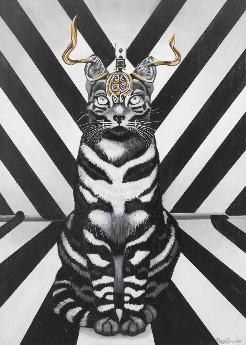 Realistinen, mustavalkoinen kissa istuu suoraan eteenpäin katsoen. Sen takana on voimakas, mustavalkoinen säteittäinen tausta. Kissan päässä on koristeellinen, kultasävyinen päähine, jossa on kaksi kaarevaa, sarvimaista muotoa ja keskellä lamppua muistuttava elementti.