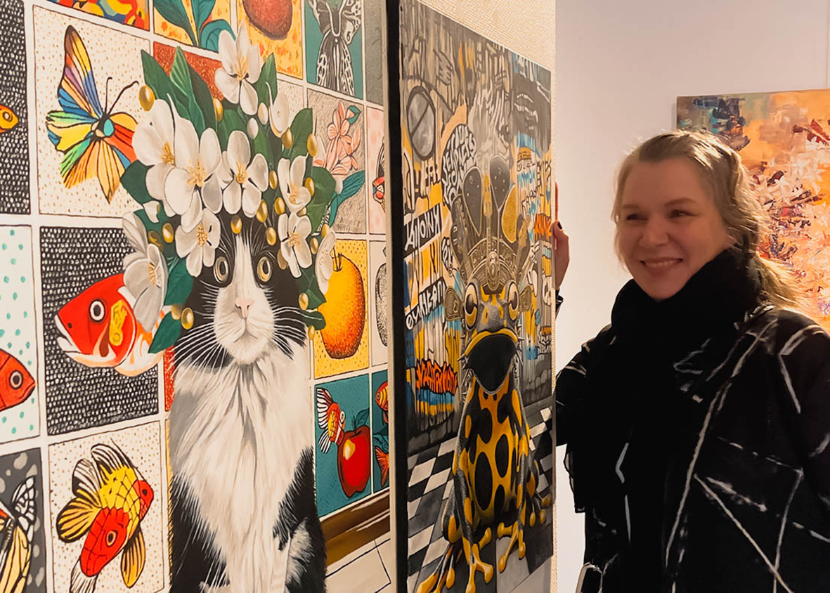Taika sekä maalaukset Kaino ja Petri Galleria Järnätissä syksyllä 2025. Valokuva Paula Lehto.