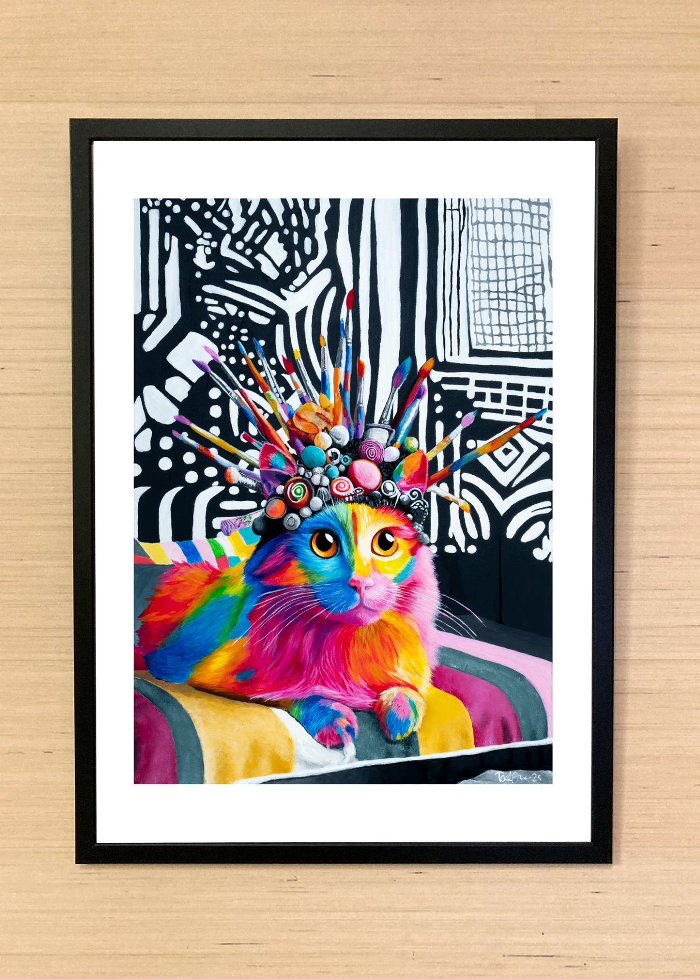 Imagiarium-juliste Fanni, jossa värikäs kissa kohtaa graafisen taustan ja leikkisän yksityiskohtaisen kruunun.