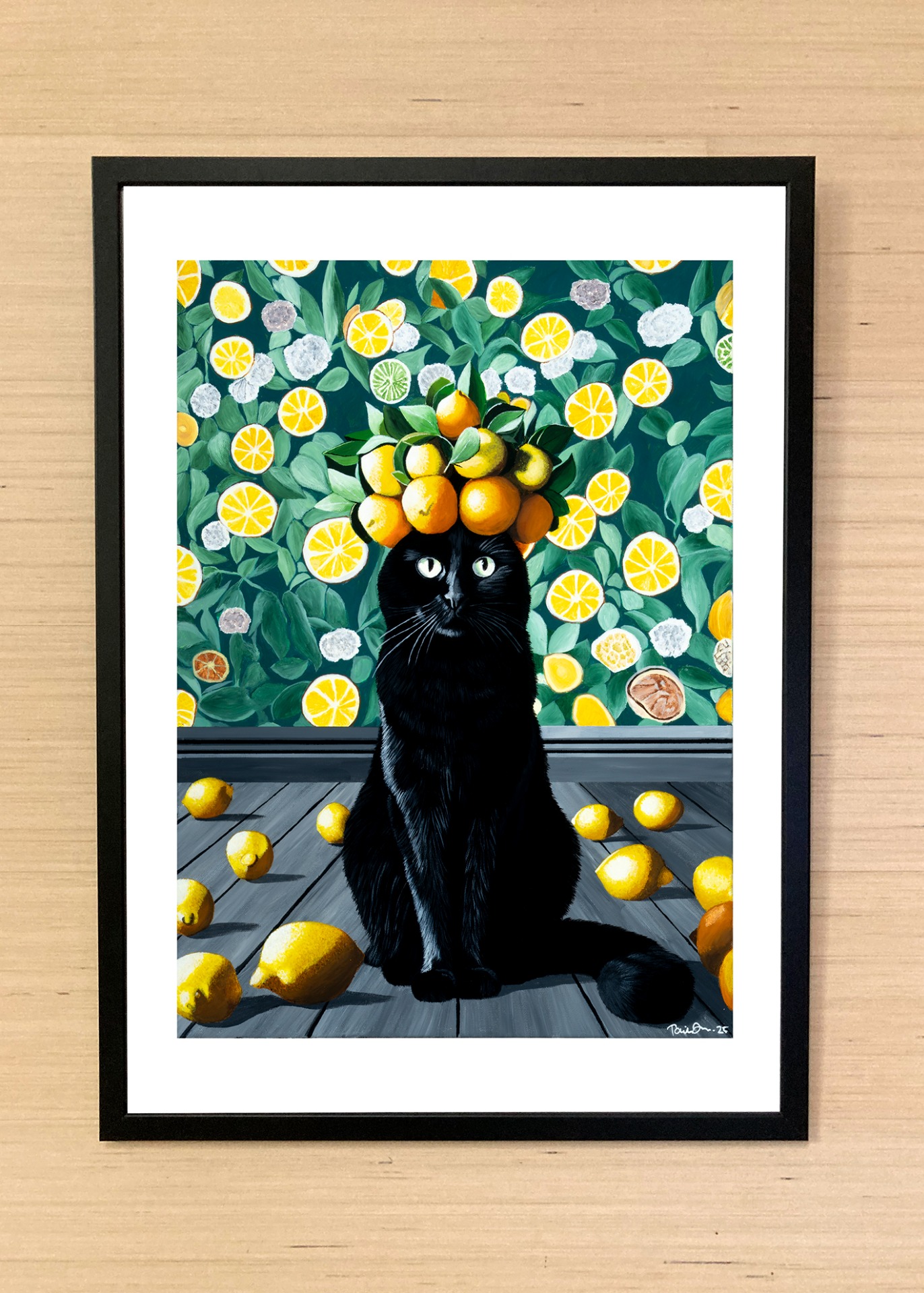 Imagiarium-juliste Frida, jossa tumma kissahahmo kohtaa kirkkaat sitrushedelmien sävyt ja koristeellisen kuvioinnin.