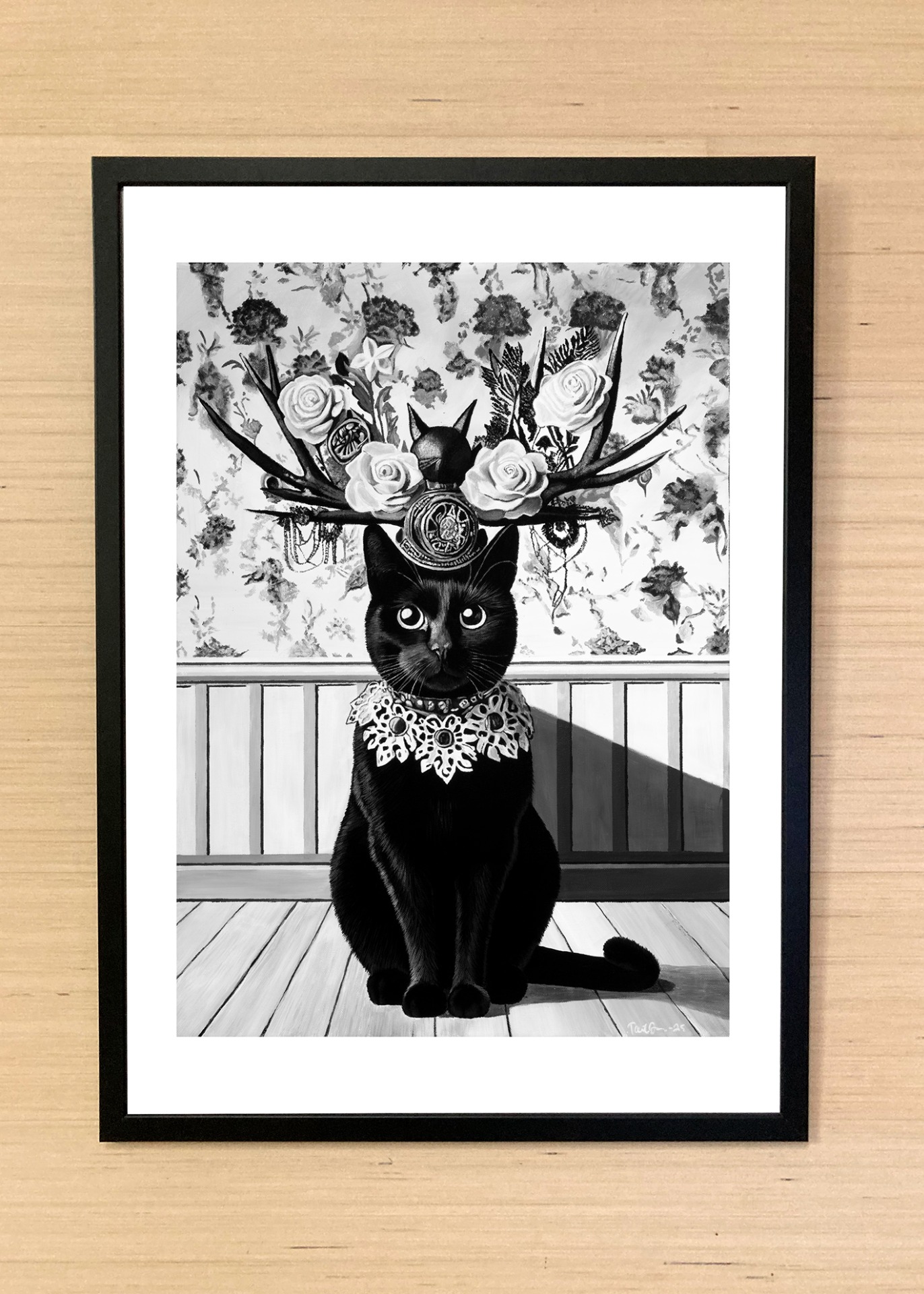 Imagiarium-juliste Iiris, jossa musta kissahahmo yhdistyy kukka-aiheisiin yksityiskohtiin ja koristeelliseen sommitteluun. 