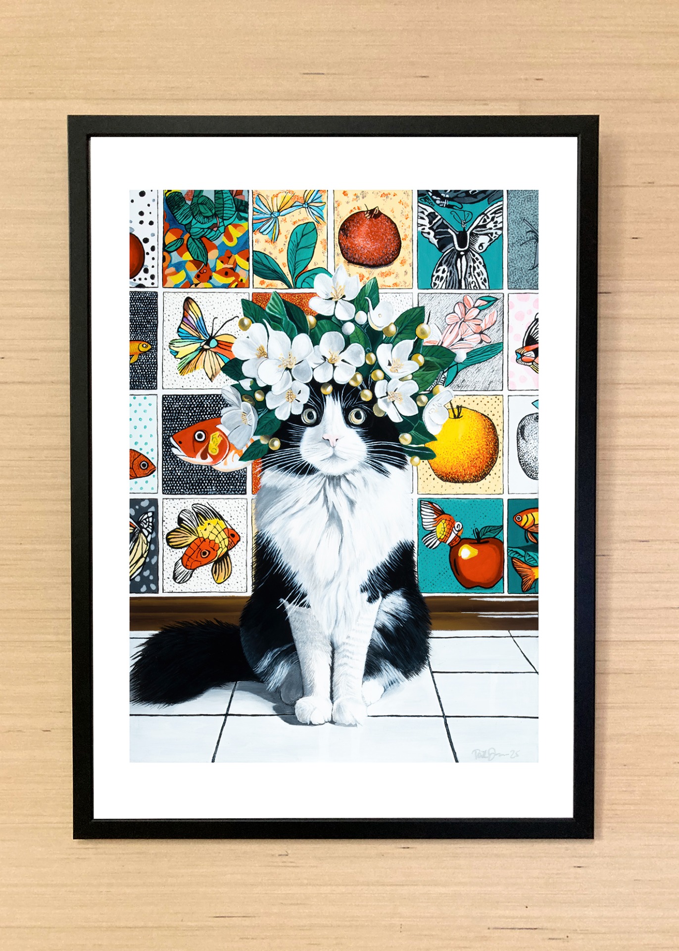 Imagiarium-juliste Kaino, jossa mustavalkoinen kissahahmo yhdistyy runsaaseen, koristeelliseen taustaan. 