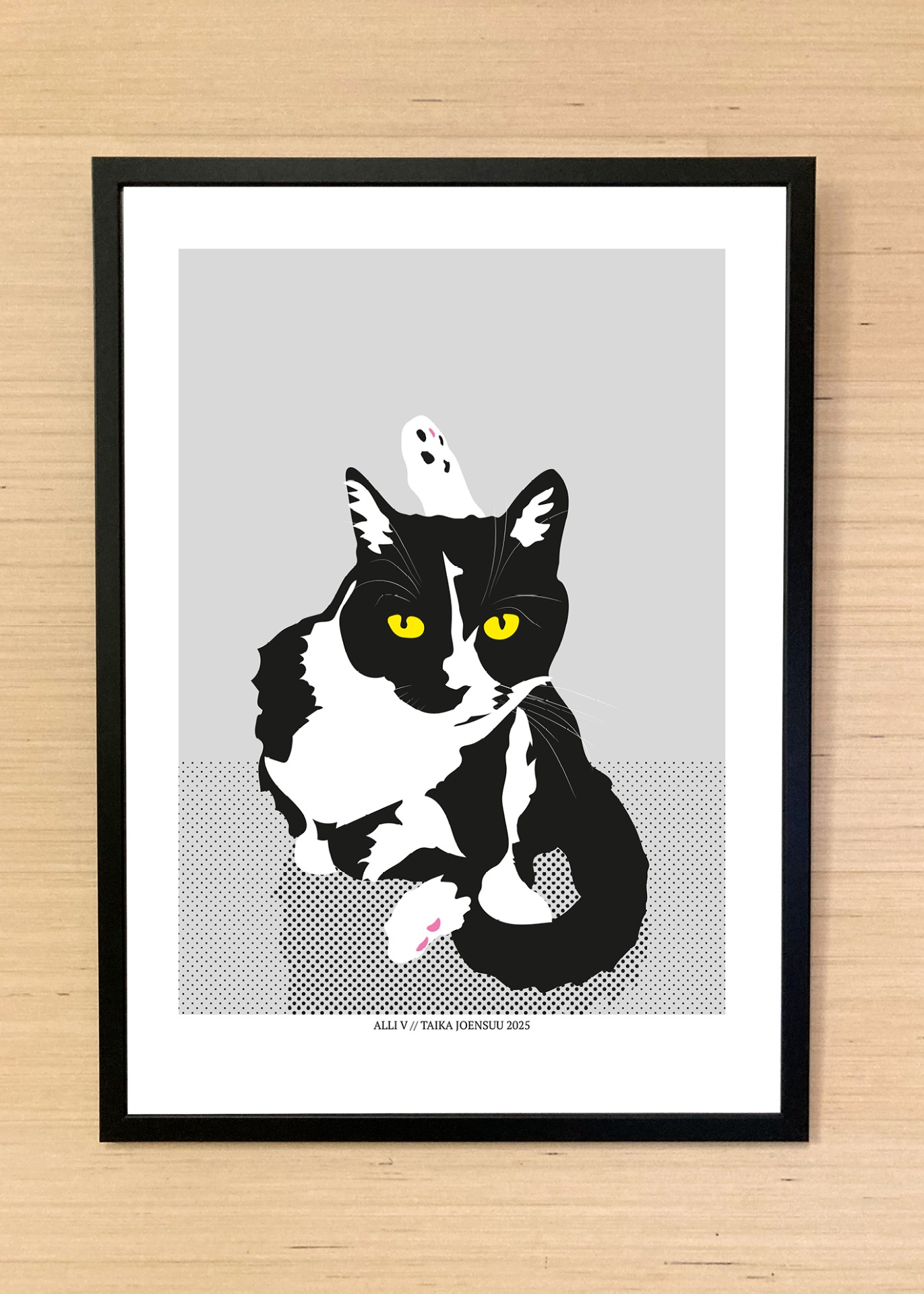 Kissan hetkiä-juliste, jossa mustavalkoinen kissa on yllätetty kesken pesuhetken.
