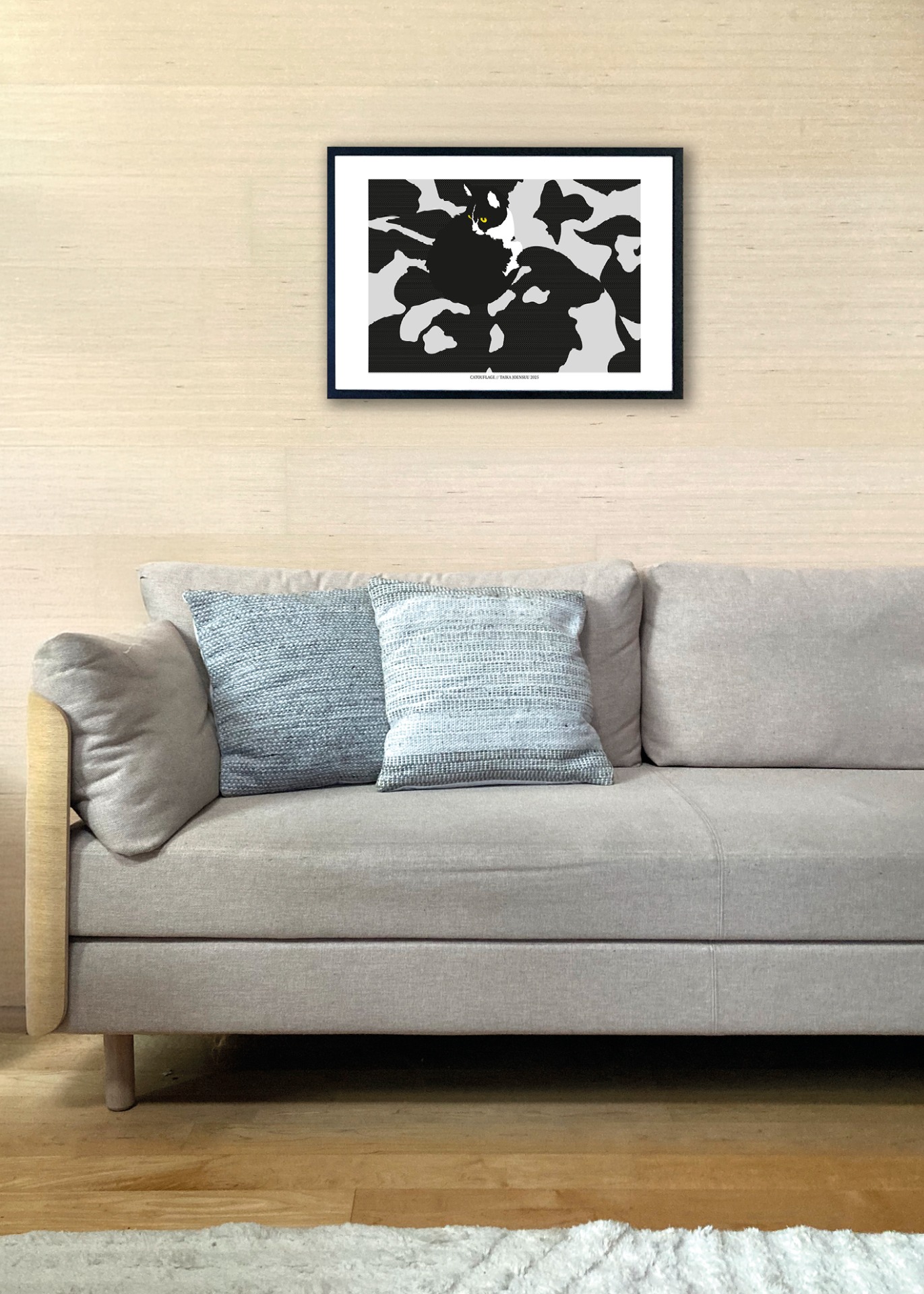 Kissan hetkiä-juliste Catouflage 70x50cm seinällä. Juliste myydään ilman kehystä.