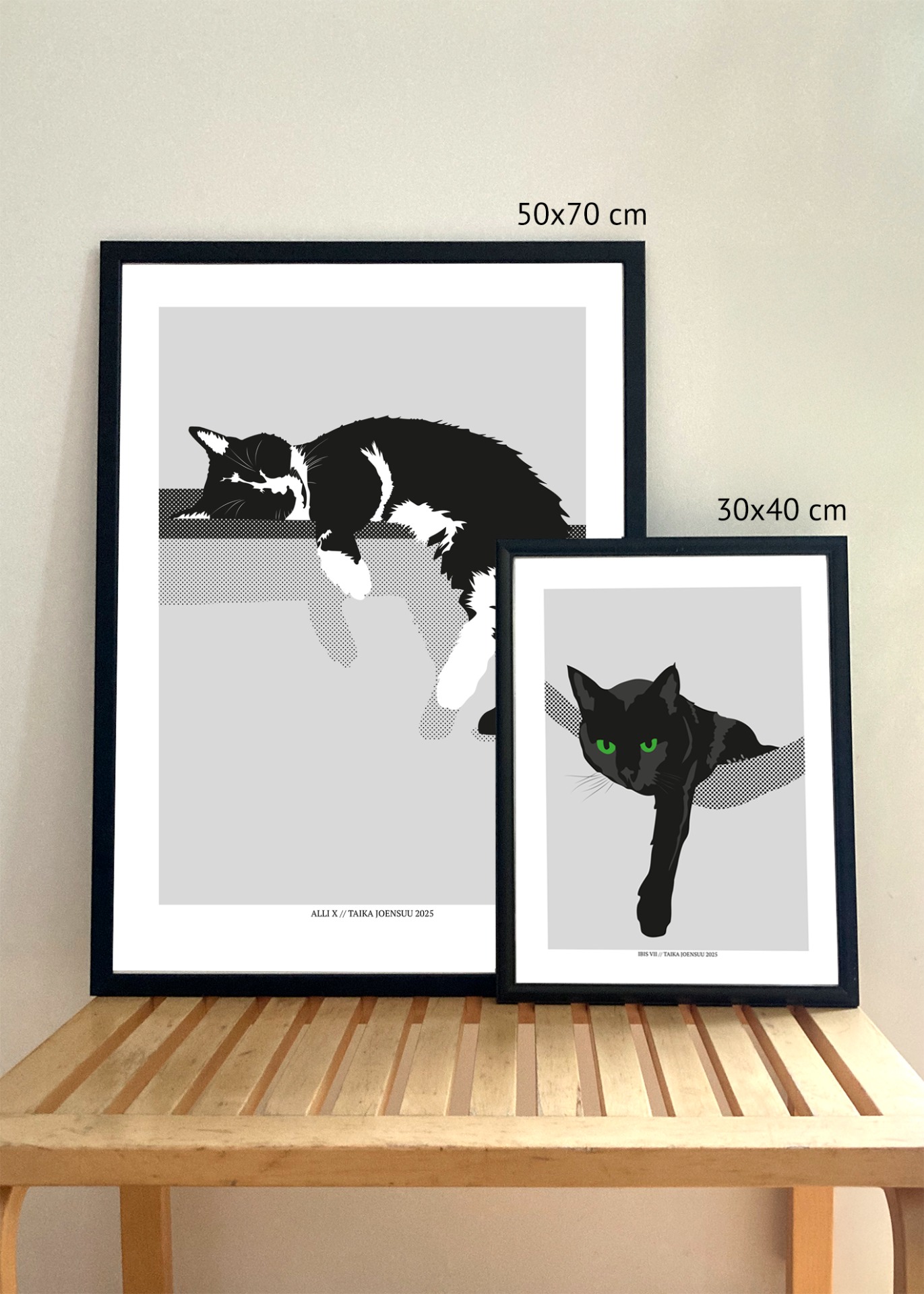Kissan hetkiä-julisteita on kaksi kokoa, 50x70cm ja 30x40cm. Julisteet myydään ilman kehystä.